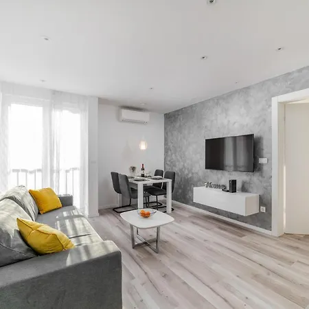 Luxury Apartment Sandra Split Exterior photo